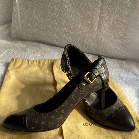 Louis Vuitton signatures design pumps - Picture 2 of 10